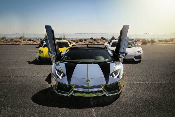 Weißer Lamborghini mit offenen Türen