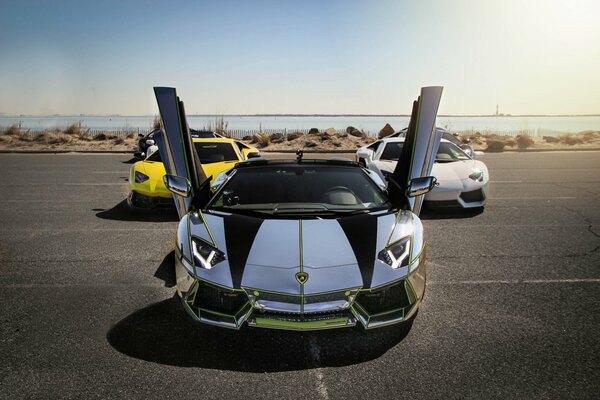 Lamborghini blanco con puertas abiertas