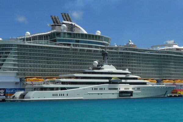 Yate blanco amarrado en crucero