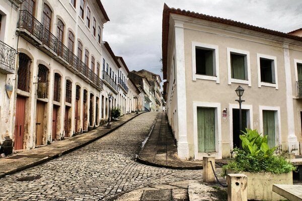 Camino de piedras que sube por la calle