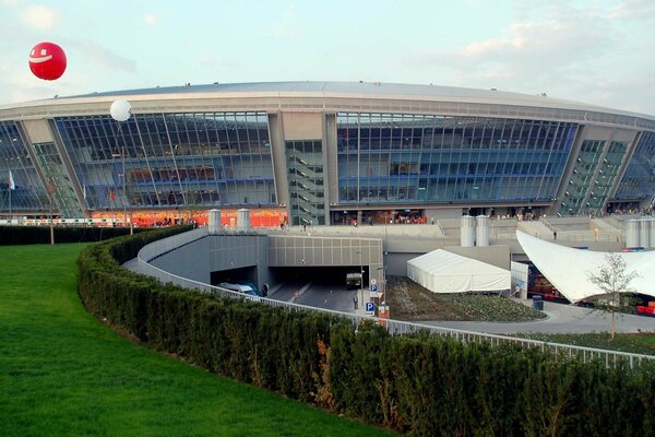 Stadion sportowy na tle krajobrazu