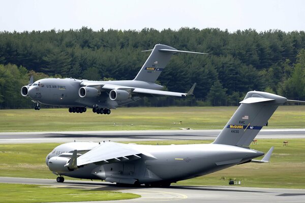 Azheniyu air base, décollage, C-17 le deuxième avion va à l atterrissage