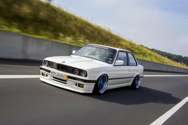 Bmw E30 con desenfoque en la pista