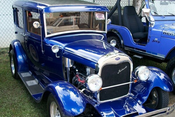 Exposition rétro de voiture bleue brillante