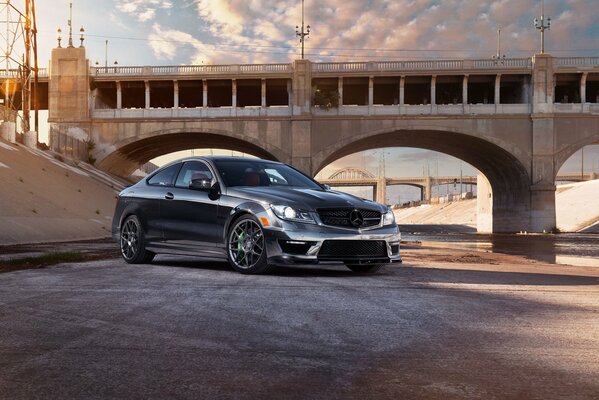 Schickes schwarzes Auto Mercedes AMG C 63