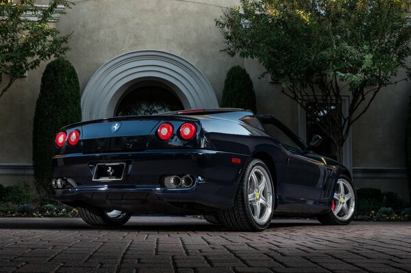 Elegante Ferrari estacionado cerca del edificio