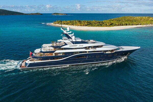 Le plus grand et le plus beau yacht sur la mer près de l île