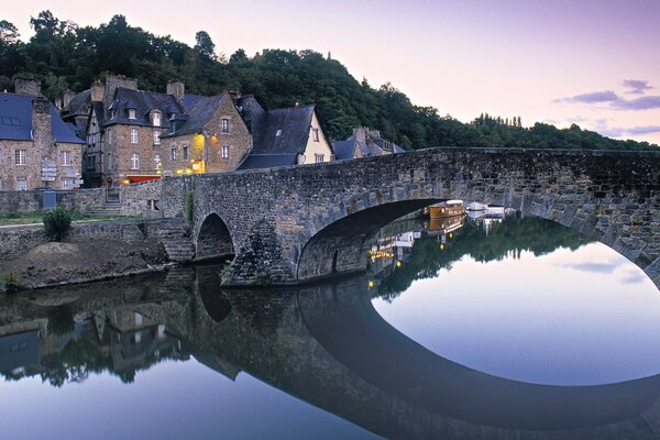 Niedrige Brücke über den Fluss in Frankreich