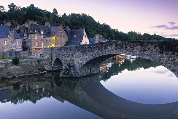 Низкий мост через реку во Франции