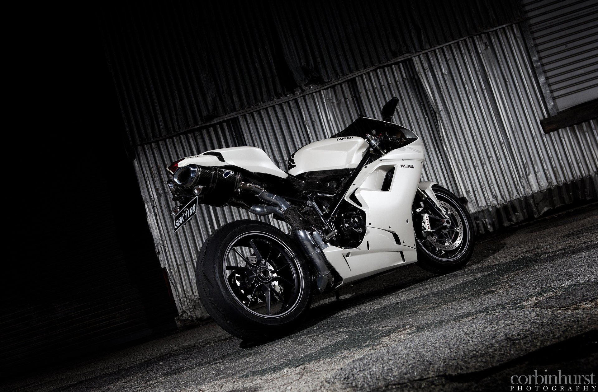 ducati 1198 sportbike ducati sportbike motocicleta moto blanco fondo oscuro diseño italia motobike hi-tech bicicleta blanco negro mototransporte