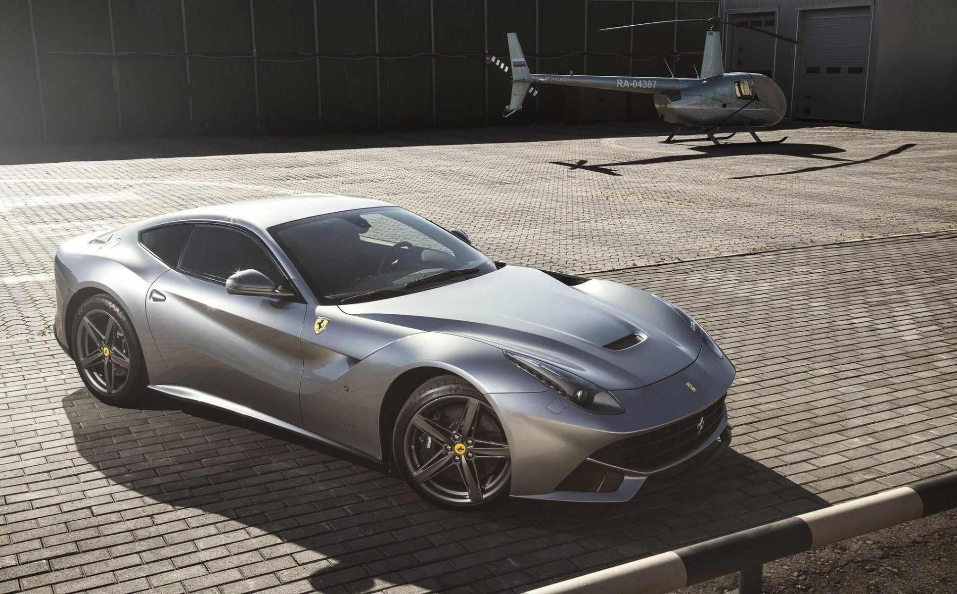 ferrari f12 berlinetta superdeportivo helicóptero