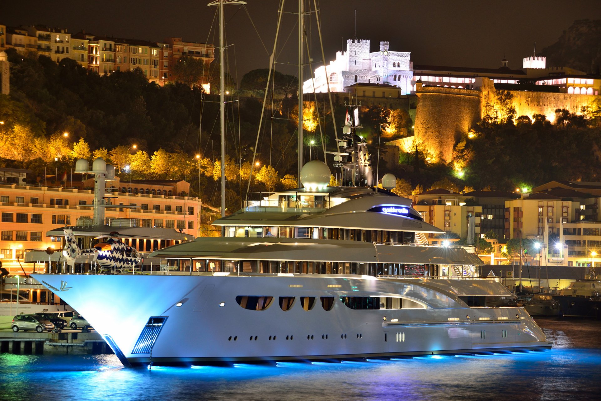 mega yate yate a motor súper yate quattroelle ciudad mónaco monte carlo noche mega yate súper yate a motor helicóptero monte carlo puerto casas montaña castillo palacio noche luces