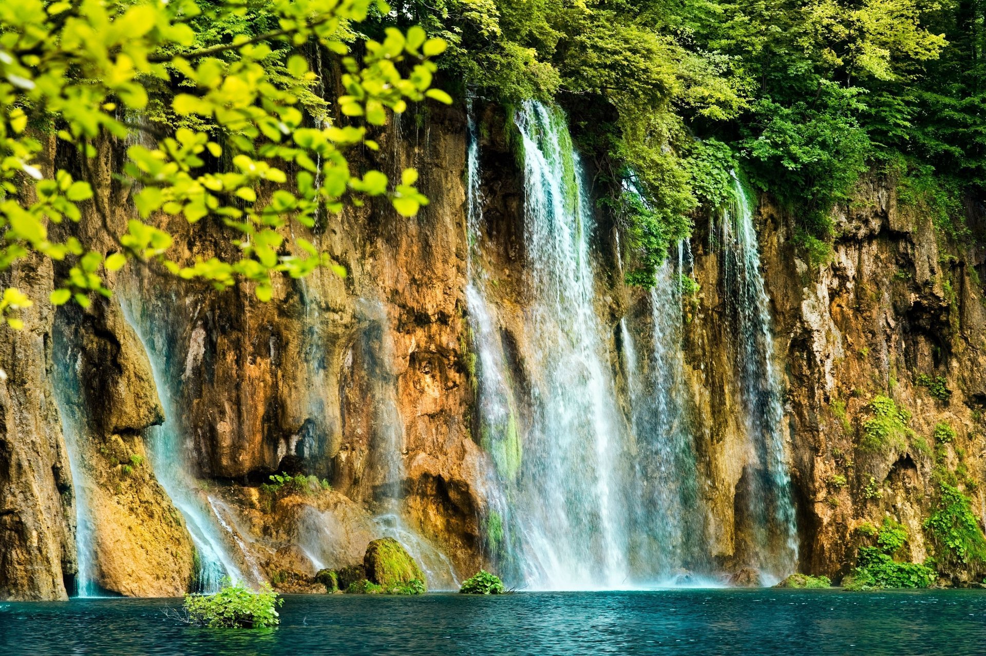 cascada agua lago rocas hojas árboles naturaleza