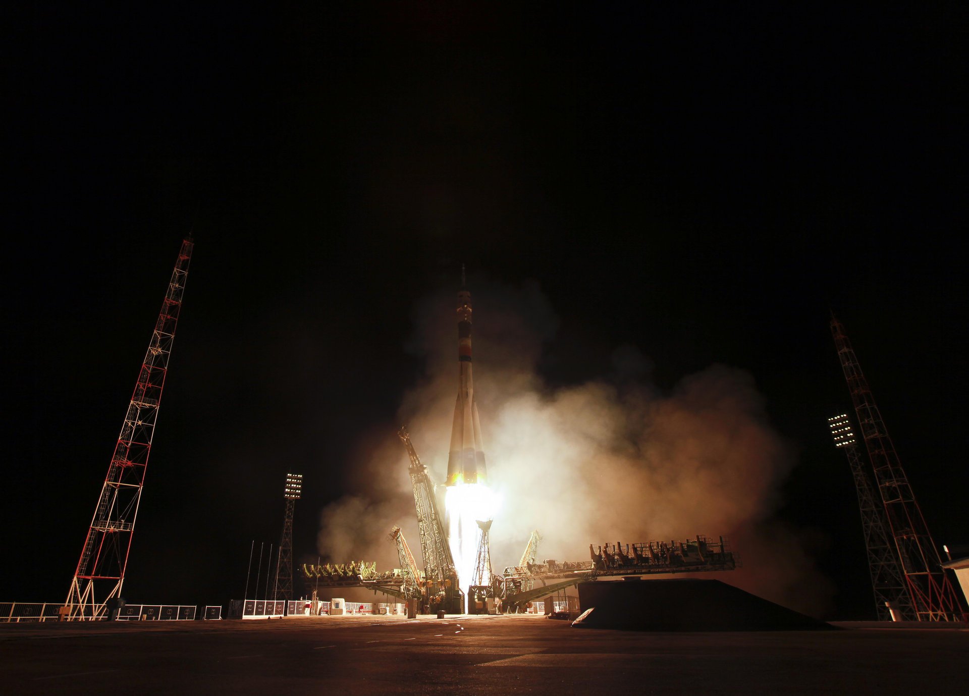 razzo gagarin decollo lancio fumo notte installazione cielo fuoco lancio astronautica