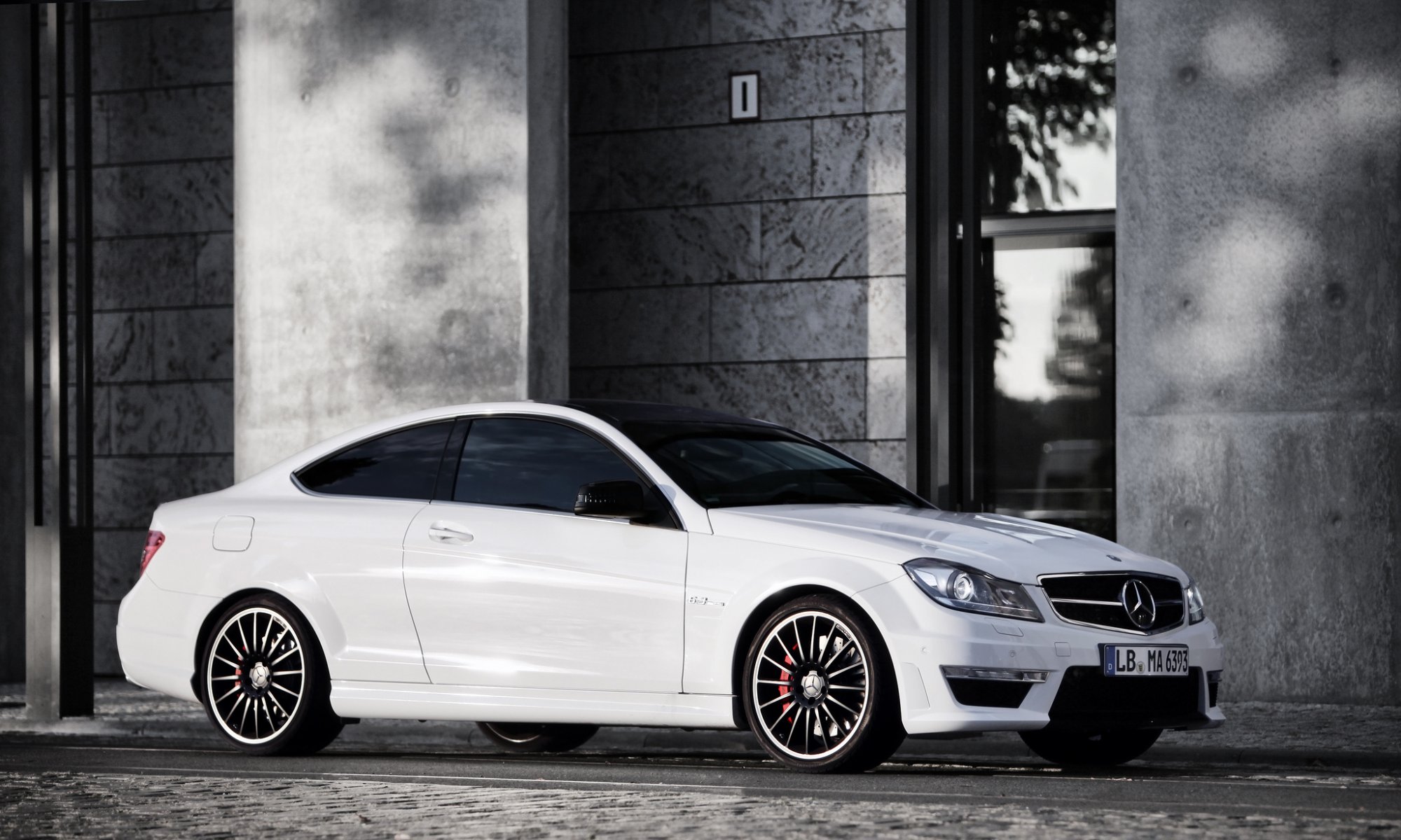 mercedes c63 amg biały budynek mercedes amg