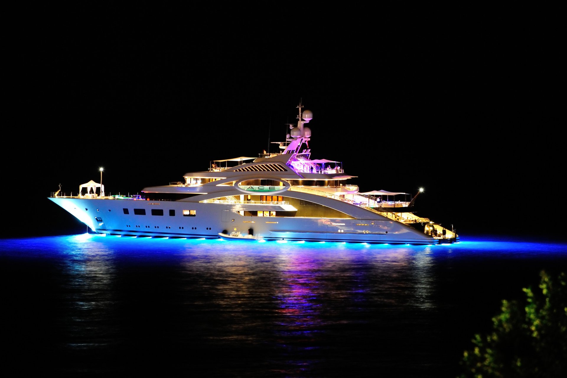 as yacht méga-yacht yachts nuit super yacht mega soirée mer lumières bateau