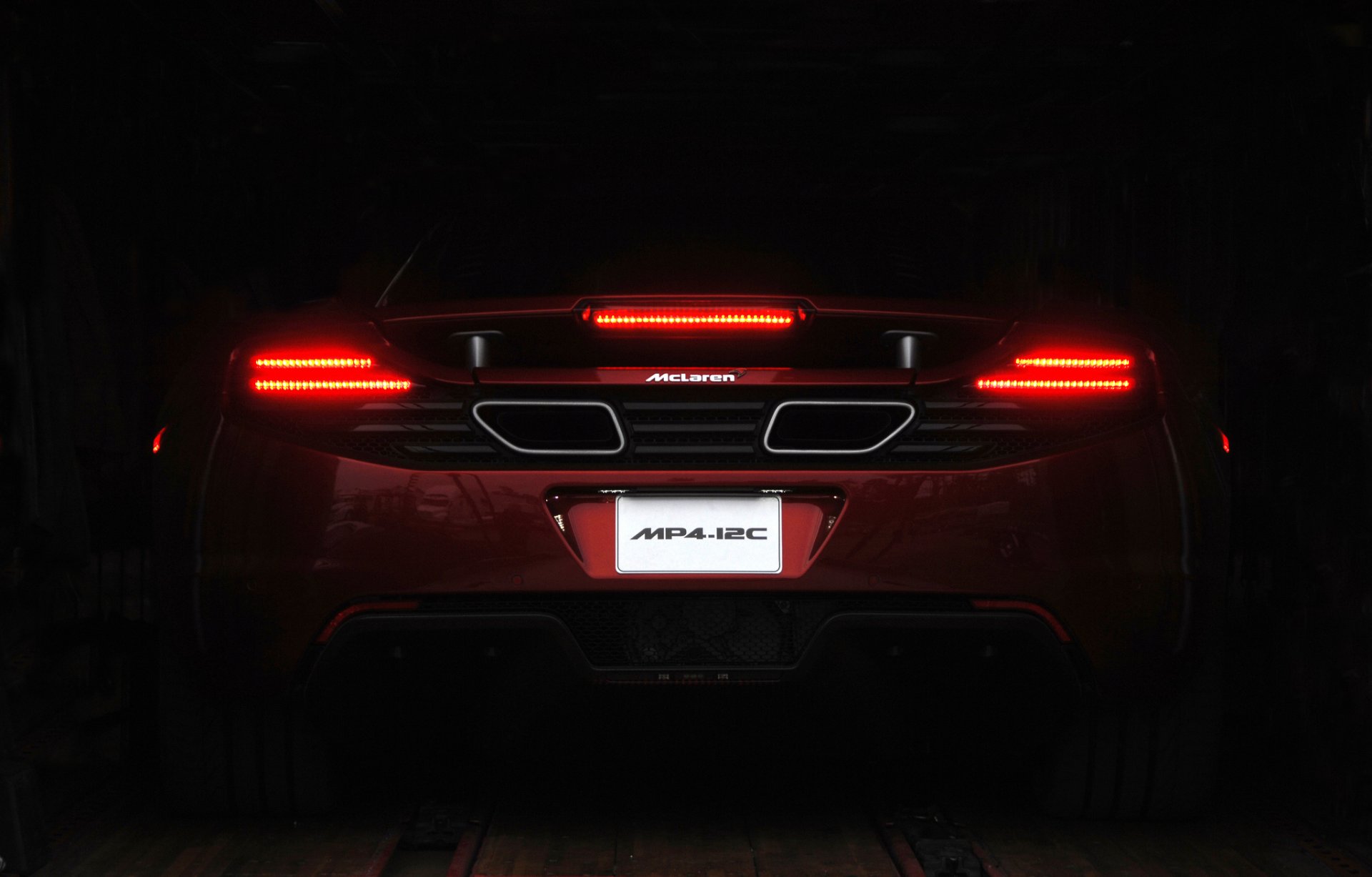 mclaren mp4 12c rosso scuro luce supercar posteriore rosso