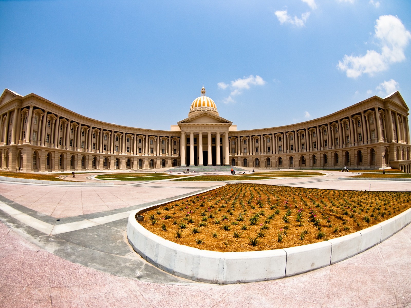 edificio cúpula cama de flores panorama