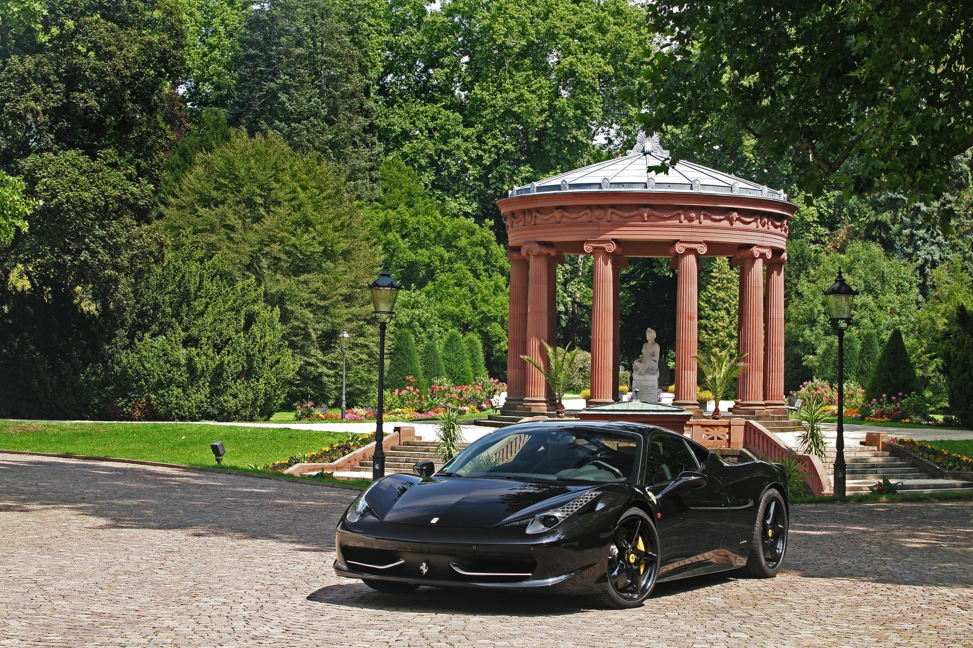 ferrari 458 italia czarny ferrari włochy widok z przodu statua latarnie drzewa