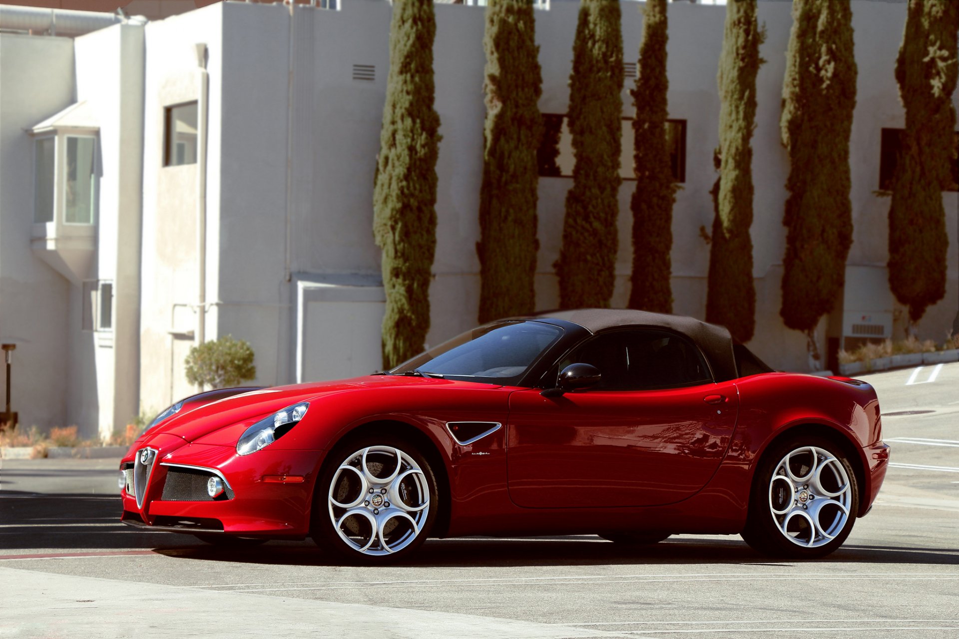 alfa romeo 8v ragno rosso convertibile edificio albero alfa romeo 8c rosso alberi