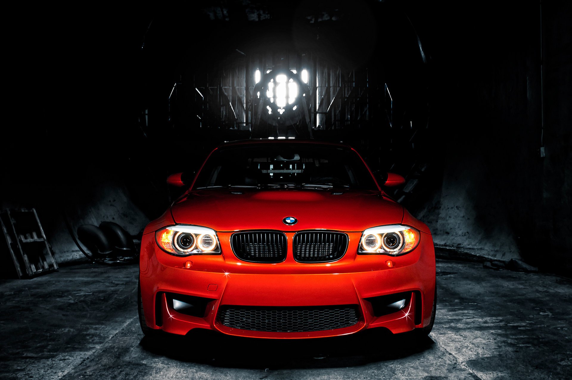 bmw 1m e82 bmw coupé auto sportive sfondo rosso fari ottica techno industriale automobili automobili auto auto auto rosso auto di fronte al crepuscolo garage ruote pneumatici bmw veicoli