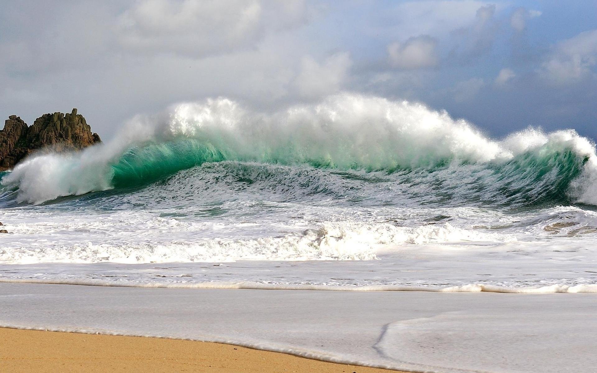 meer wellen schaum brandung sturm grünes wasser himmel wolken felsen ufer strand wasser