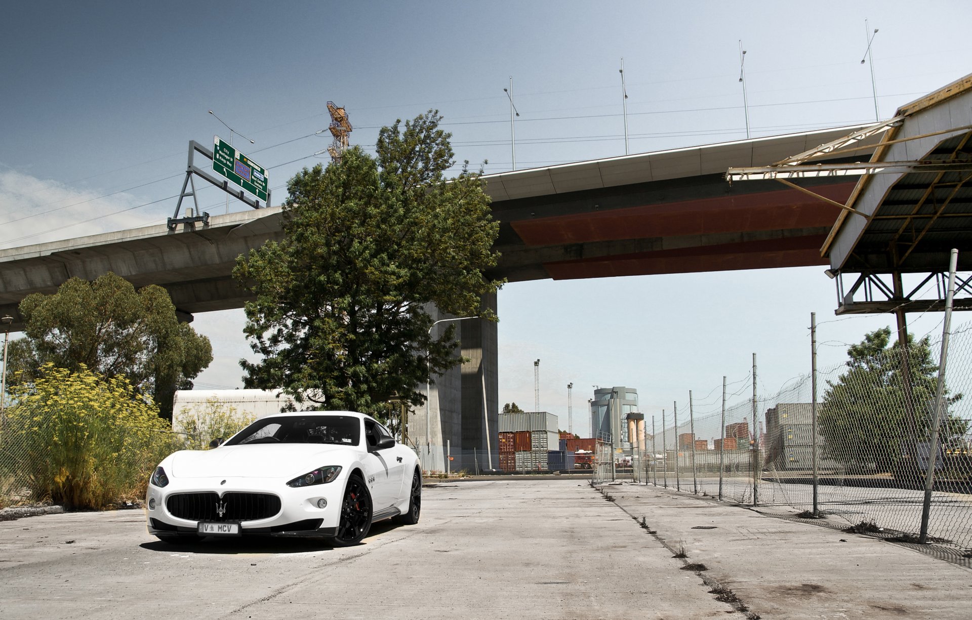 maserati granturismo mc stradale blanco maserati granturismo stradale vista frontal barandilla puente cielo