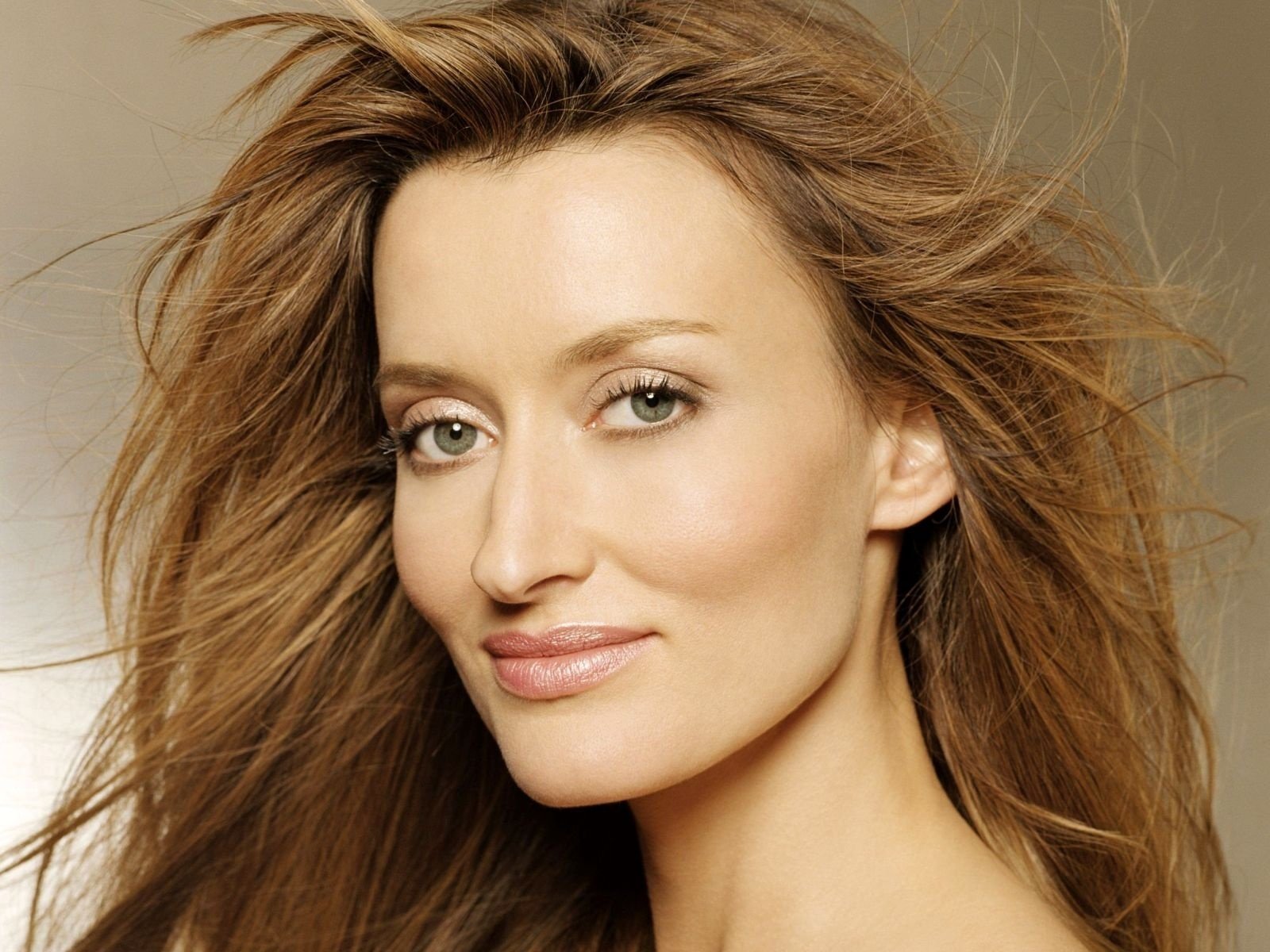 natascha mcelhone natasha mcelhone actrice fond yeux cheveux regard visage yeux verts rousse sourire fille vent portrait mannequins