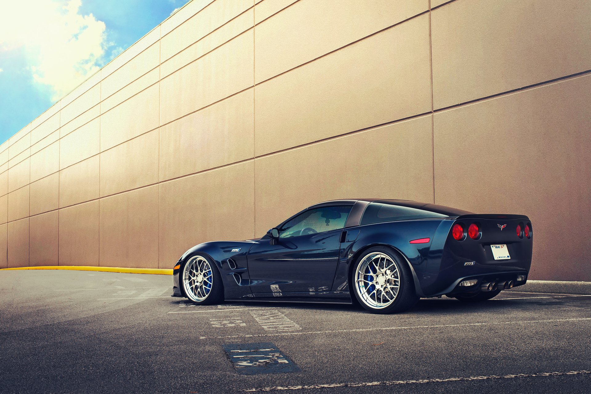 chevrolet corvette zr1 azul trasero pared estacionamiento