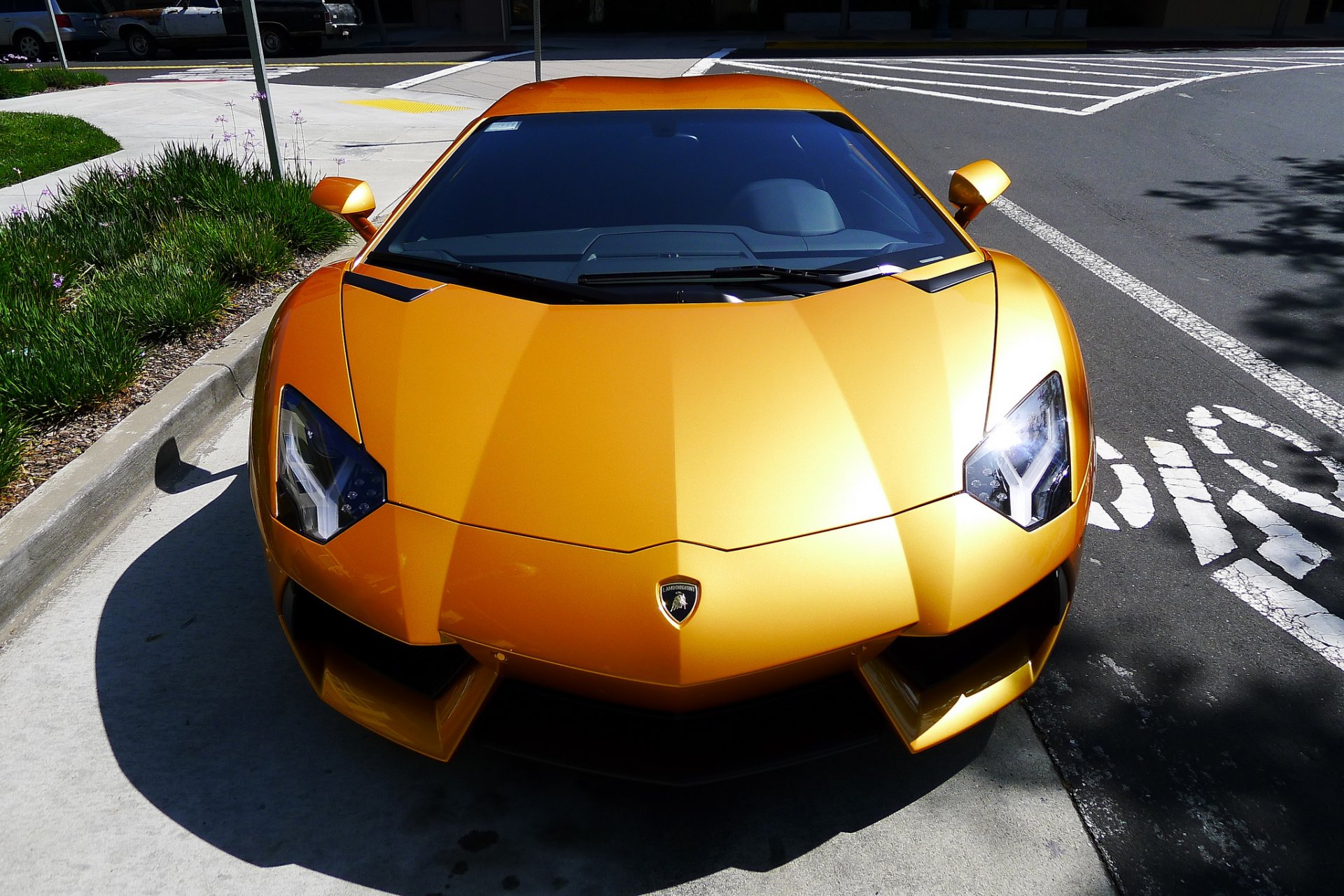 lamborghini aventador lp700-4 gelb lamborghini aventador draufsicht parkplatz schwebebalken gras blendung