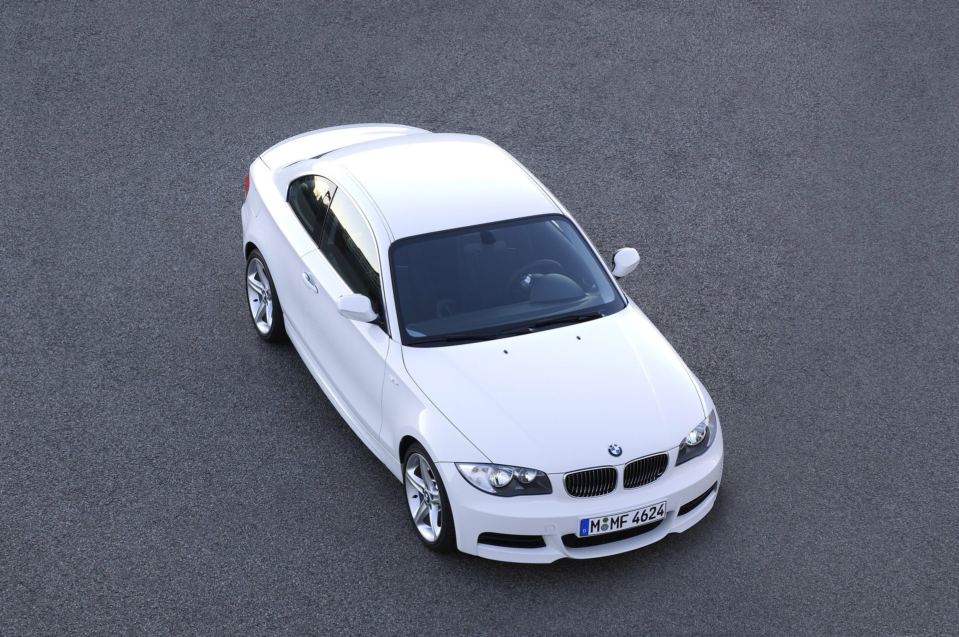 bmw 135 e82 bmw coupé auto sportiva bianco sfondo fari ottica baviera germania auto auto auto bianco auto trasport vista dall alto asfalto bianco nero veicoli