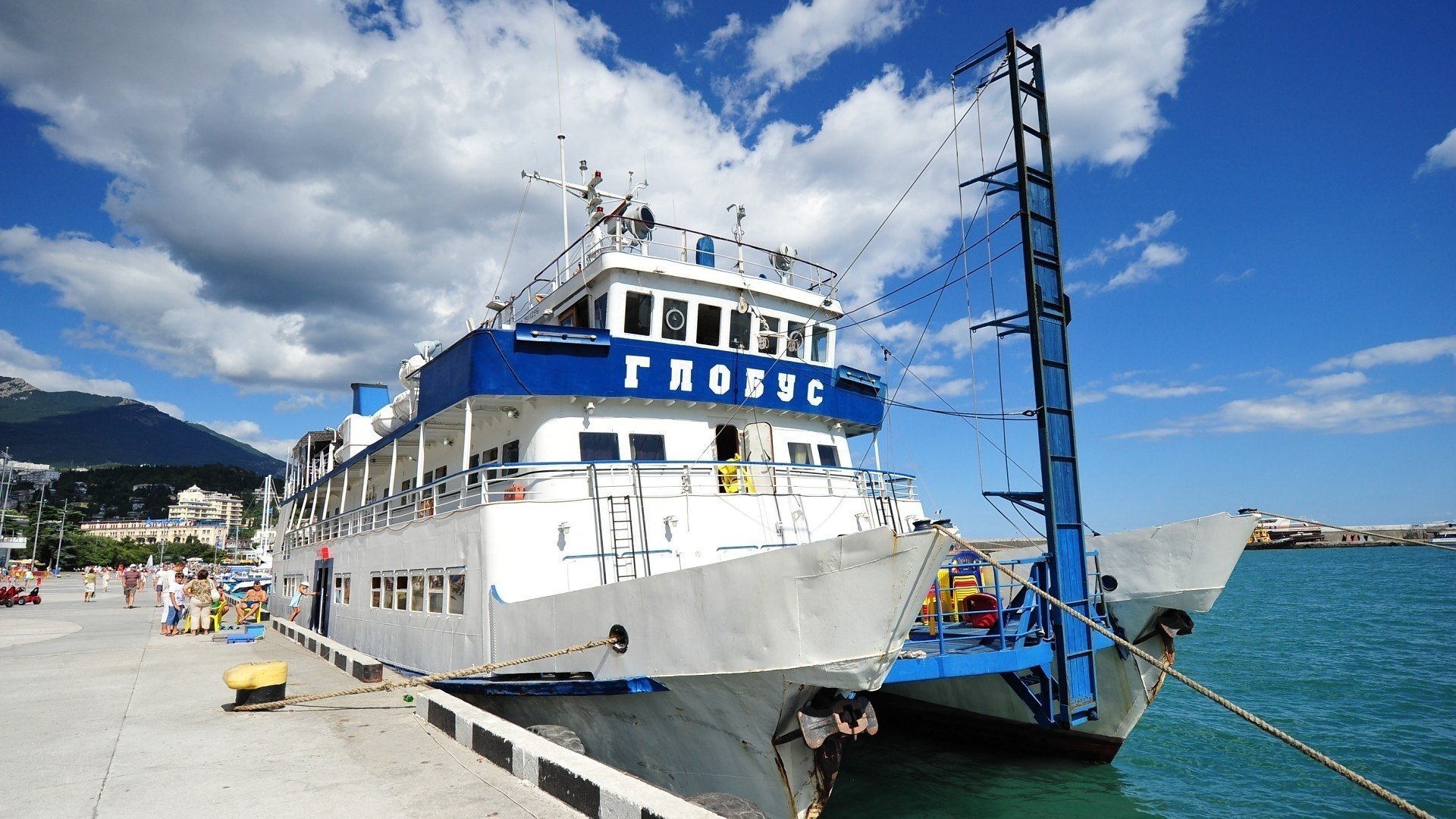 piroscafi yalta globo argine molo molo nuvole catamarano crimea persone vacanzieri resort estate cielo montagne gonna trasporti