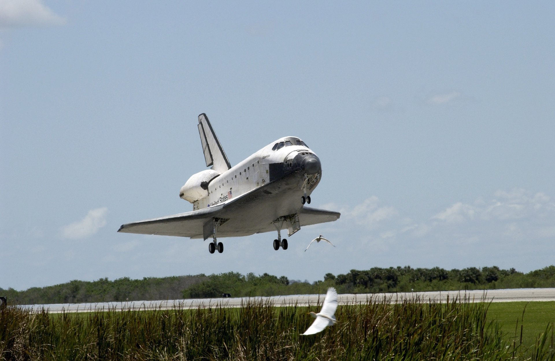 nasa navetta decollo spazio navetta usa columbia usa aereo aviazione nuvole cielo alberi campo astronautica tecnologia spaziale