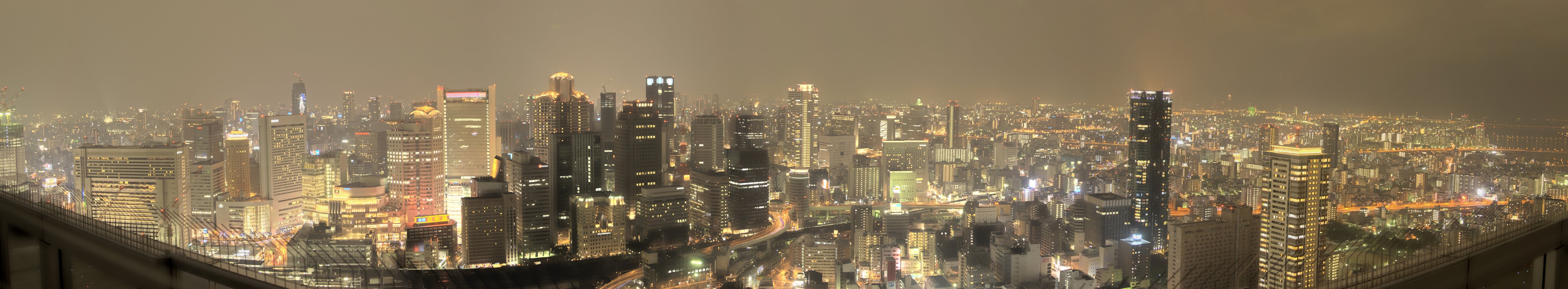 osaka japan japan panorama stadt osaka straße nacht lichter metropole wolkenkratzer grauer himmel gebäude ansicht licht in den fenstern architektur