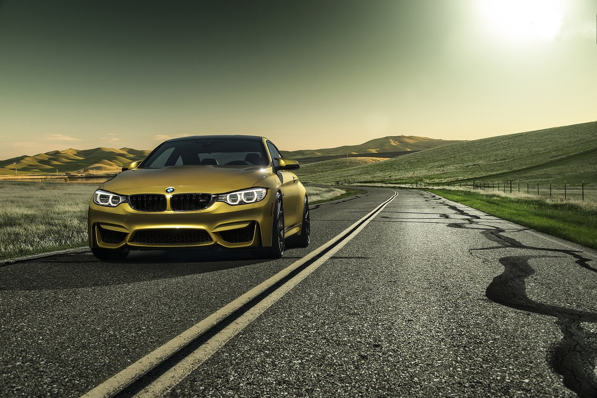 bmw m4 f82 giallo bmw anteriore strada segnaletica orizzontale luci di marcia