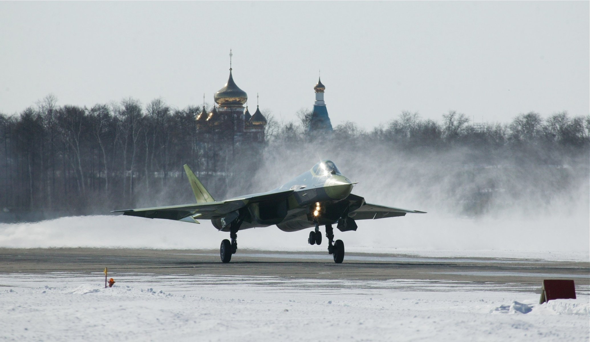 kampfjet t-50 flugzeug russische luftwaffe trocken flugzeug kirche tempel kuppeln bäume schnee winter militärische luftfahrt militärische ausrüstung luftfahrt religion