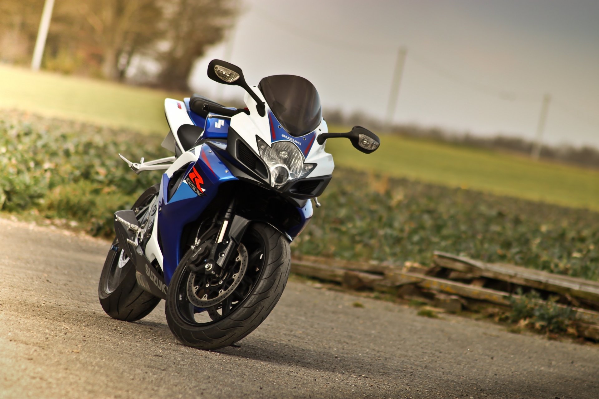 uzuki gsx-r750 blau fahrrad supersport suzuki motorrad rasen