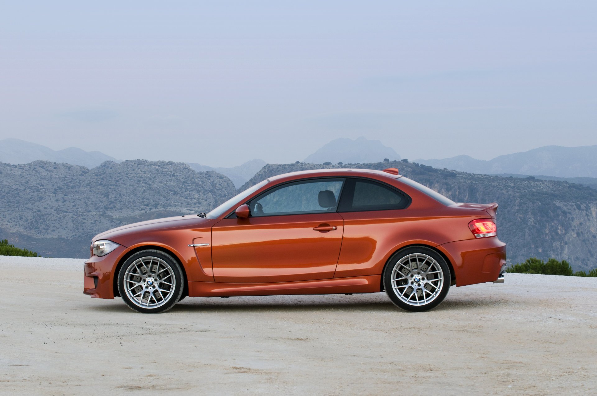 bmw 1m e82 bmw coupe samochód sportowy niemcy bawaria auto samochód profil pomarańczowe auto metaliczne felgi koła transport samochód samochody motoryzacja