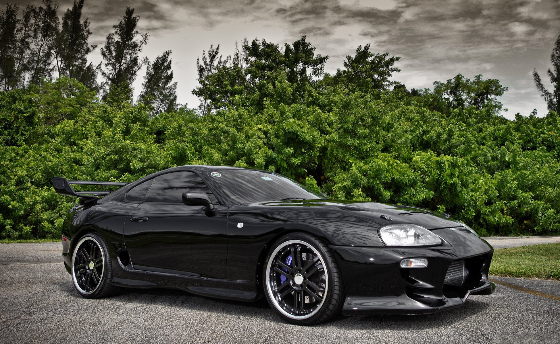 toyota toyota fahrzeug auto hintergrundbilder supra supra schubkarren cars autofoto schwarzes auto auto büsche grün bäume profil scheiben wolken dickicht asphalt autos autos auto wald