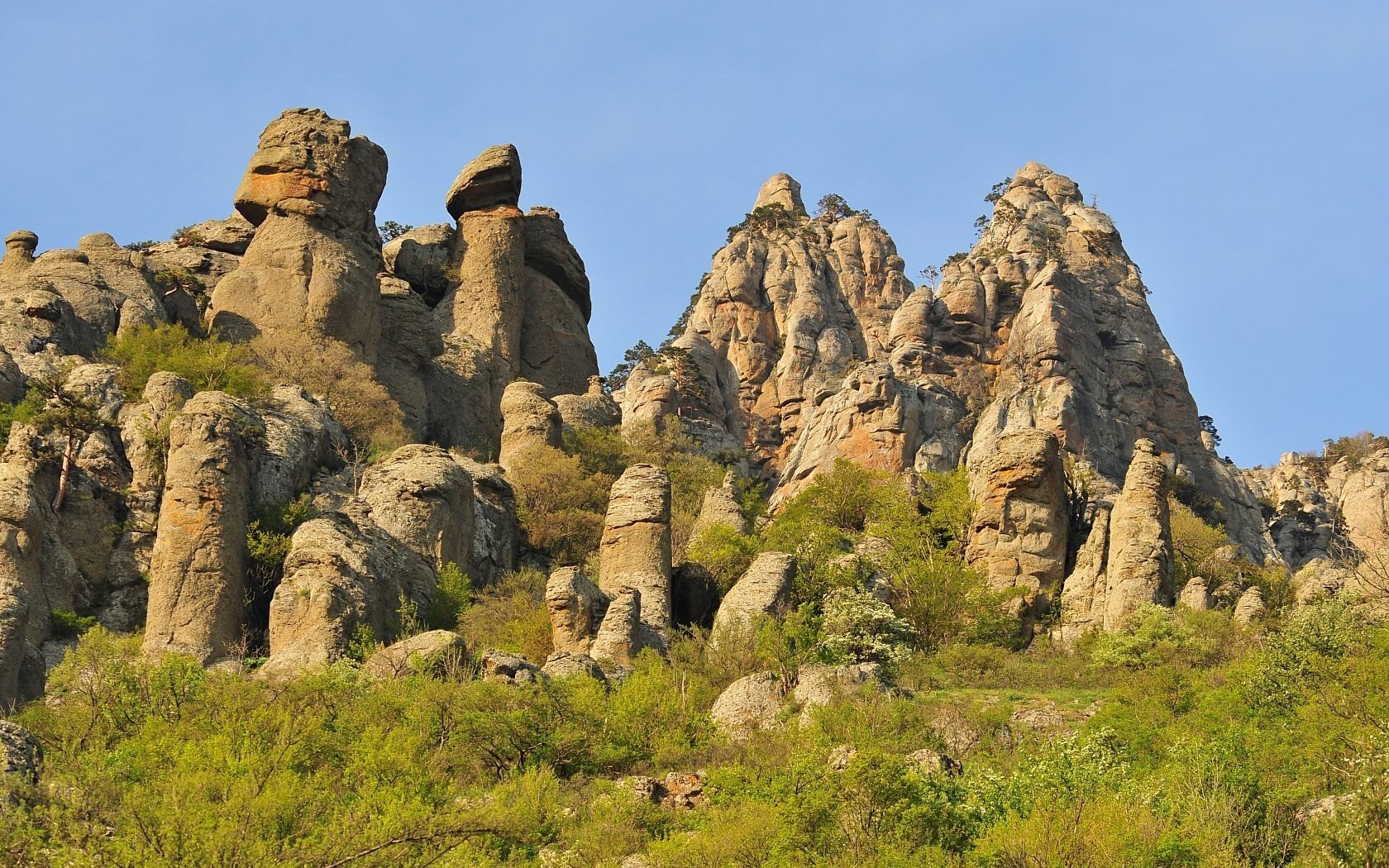 południowy demerji dolina duchów krym góry skały trawa niebo natura