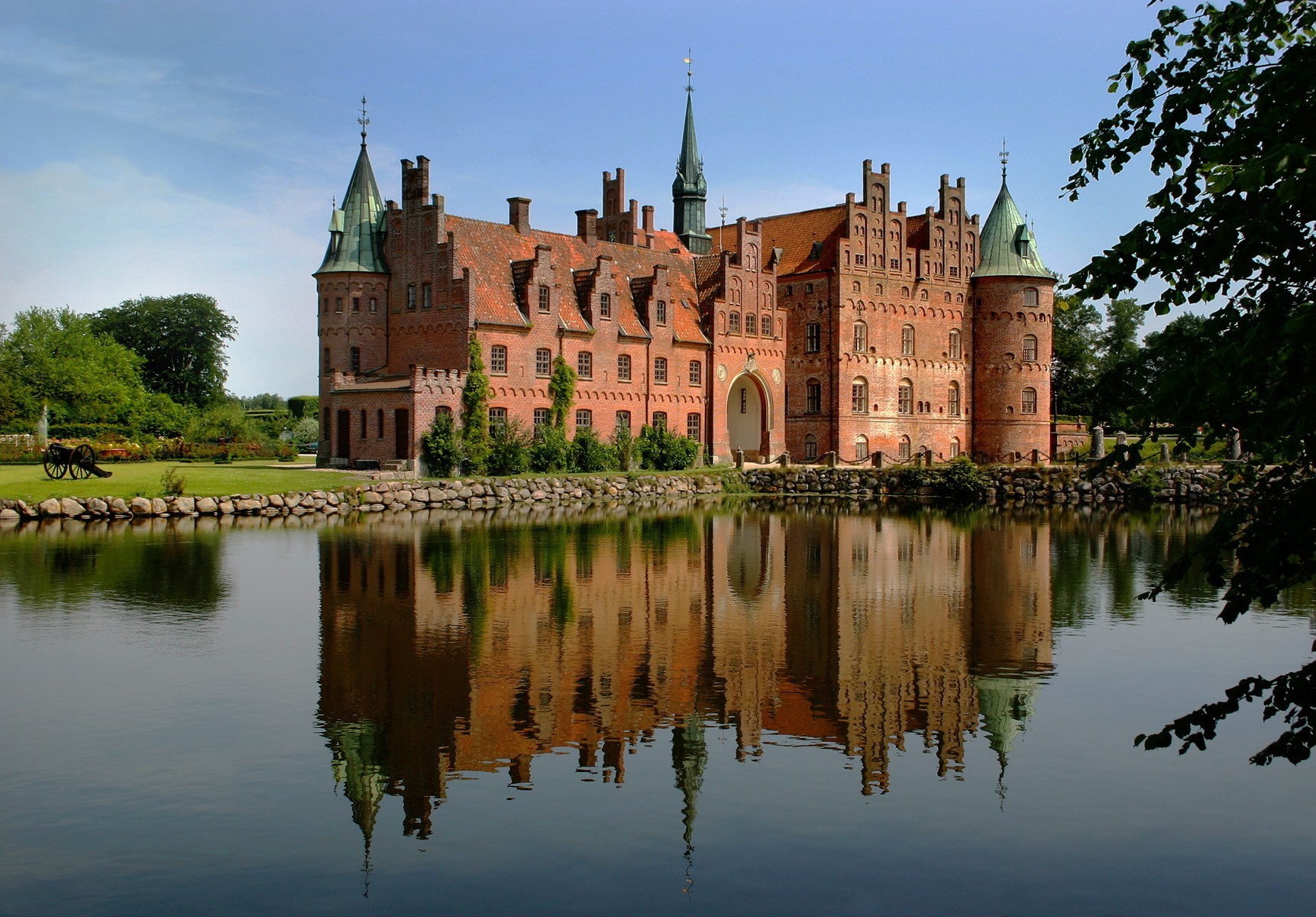 castello casa acqua riflessione erba estate cielo riva alberi