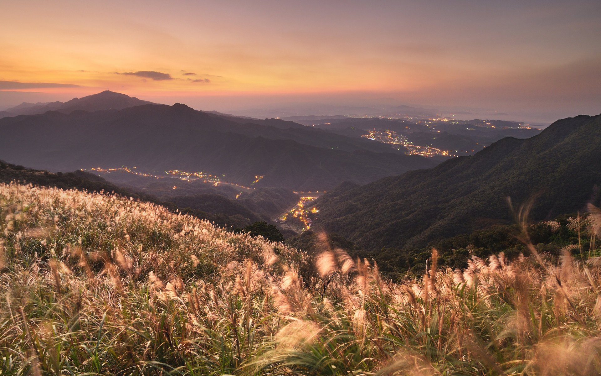 villes paysages panorama lieux herbe chine vue montagnes soirée lumières ciel ciel nocturne lumières de la ville