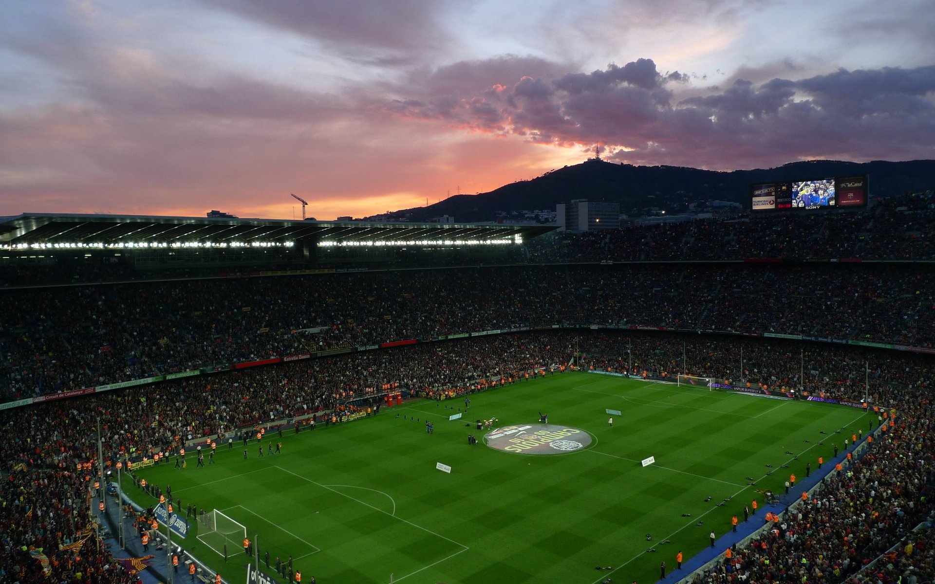 camp nou preparación para el partido fútbol españa barcelona estadio arena camp nou aficionados noche nubes césped deportes