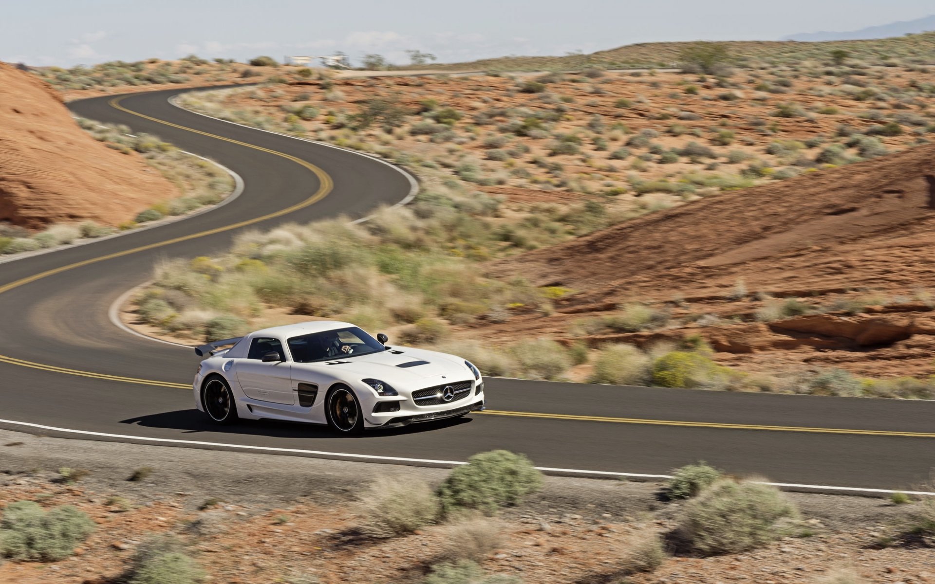 mercedes-benz sls amg weiß auto straße wüste in bewegung sportwagen