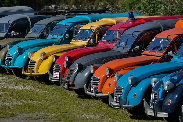 Colección de coches citroen 2CV de diferentes colores