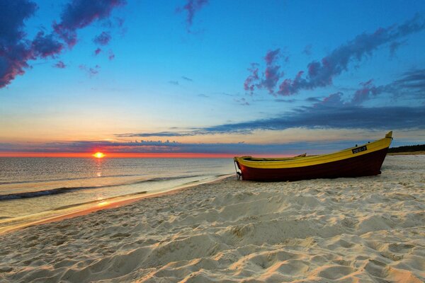 Sommerlandschaft mit Boot am Meer