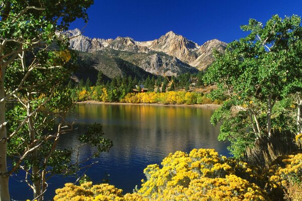 Paisaje con un lago de montaña contra un cielo azul