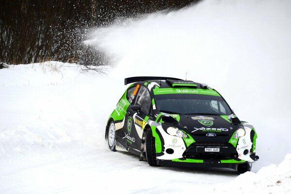 Ford Fiesta bei Rallye im Schnee auf der Strecke eingeklemmt