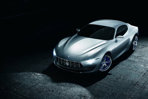 Bella Maserati di notte fuori sotto una lanterna