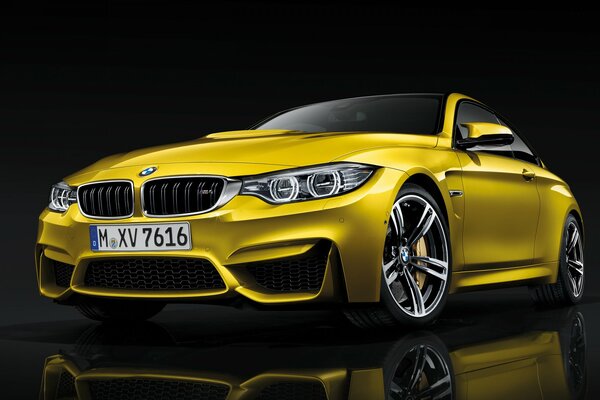 Gelber Modell-BMW mit coolen Felgen